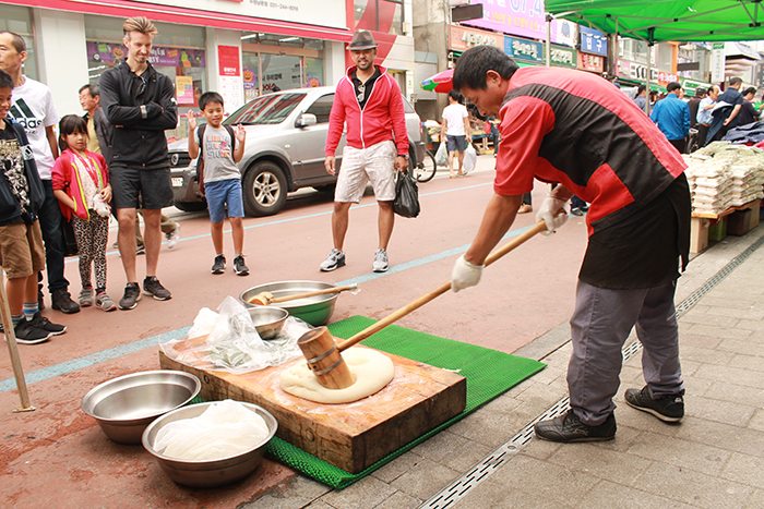  
Suwon Nammun Market is where visitors can watch how tteok rice cake is made in a traditional way. 

